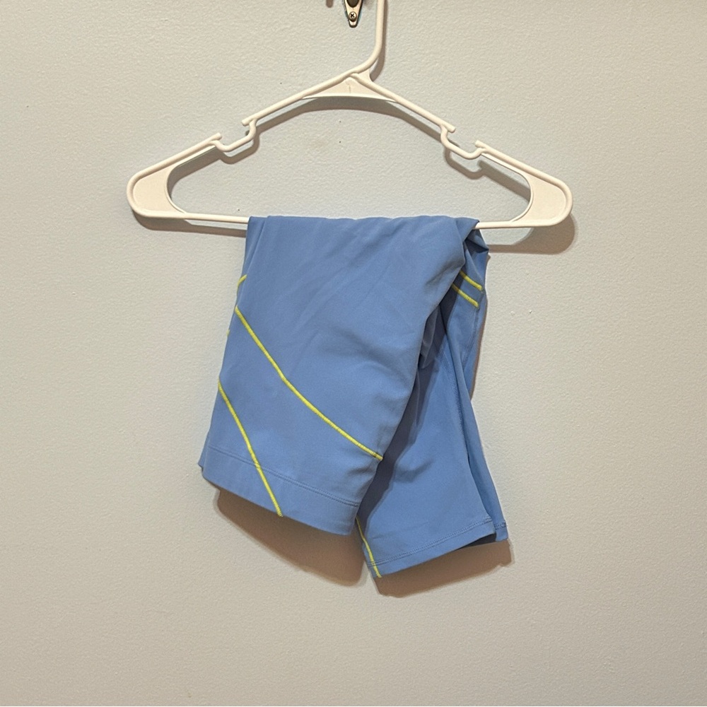 medium fabletics light blue & yellow capri leggings